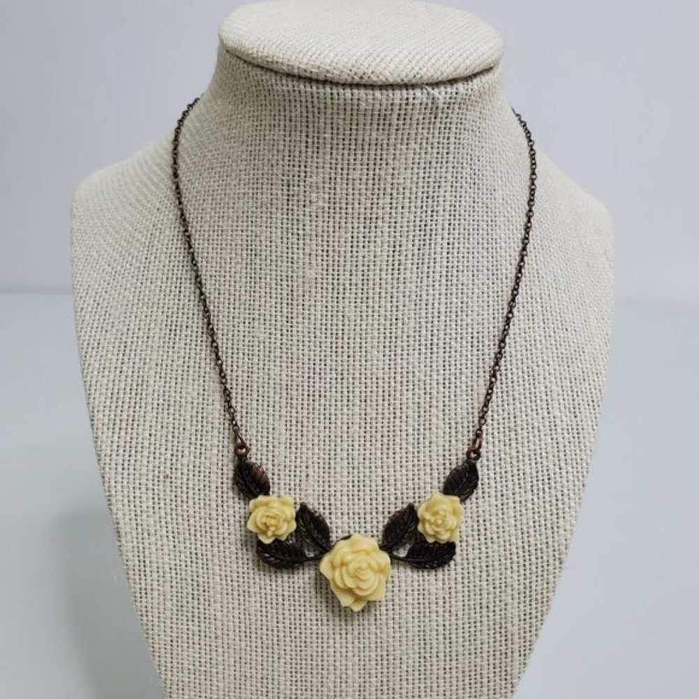 Floral Necklace‎ Art Nouveau Look Yellow Gold Tone